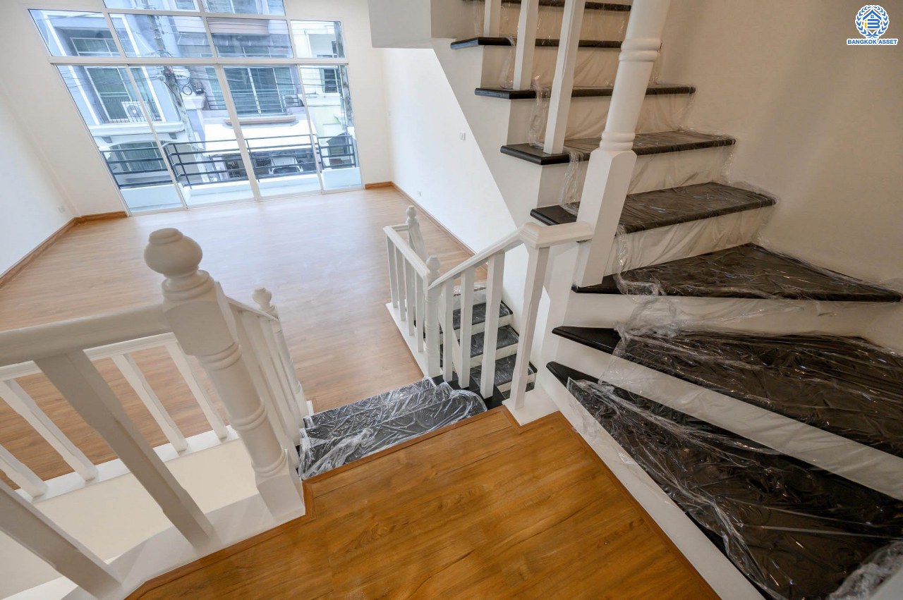 บ้านมือสองตกแต่งใหม่ ทาวน์โฮม 3 ชั้น โครงการ พรีเมี่ยมเพลส รามอินทรา เนื้อที่ 21.2 ตร.ว. ฟังก์ชัน 3 ห้องนอน 4 ห้องน้ำ 2 ที่จอดรถ ทำเลใจกลางเมือง เชื่อมต่อทั้ง ถ.ประเสริฐมนูญกิจ, ถ.ลาดพร้าว, ถ.รามอินทรา ใกล้ทางด่วน "รามอินทรา" และรถไฟฟ้าสายสีชมพู "สถานีมัยลาภ"